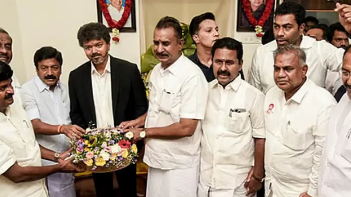 എഐഎഡിഎംകെ വിമതർക്കെതിരെ നടപടി, AIADMK Sacks CV Shanmugham, Vijay TVK Trust Vote