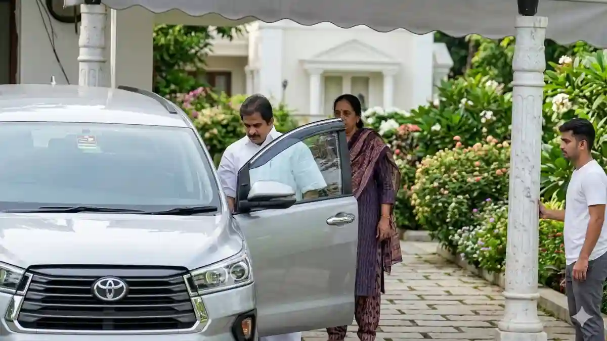 Kerala CM Selection, Rahul Gandhi, KC Venugopal, Congress High Command, Kerala Politics Latest, AICC Chartered Flight.