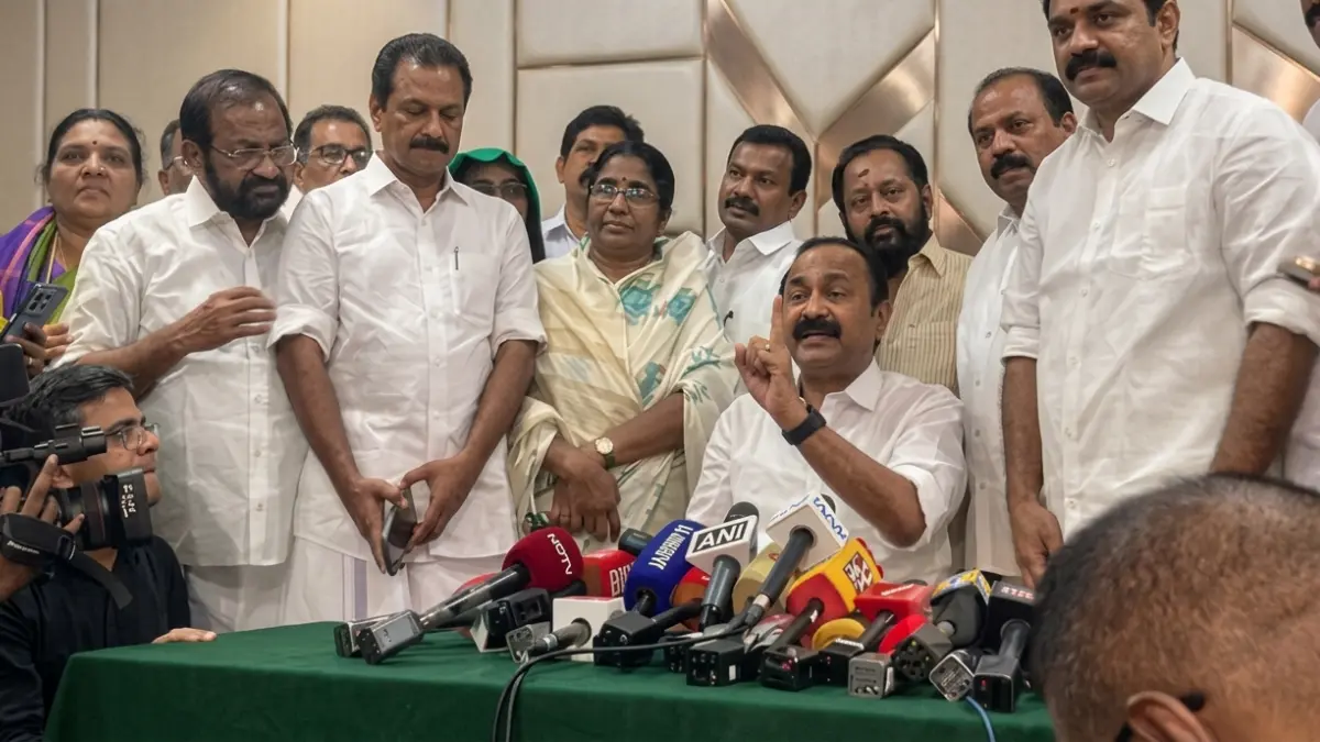 വി ഡി സതീശൻ ആദ്യ പ്രതികരണം, VD Satheesan Kerala CM, Ramesh Chennithala, KC Venugopal, Kerala Politics News, Congress Kerala Cabinet, Swearing-in Ceremony.