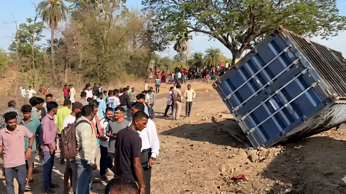 ട്രാവലറിൽ ട്രക്ക് ഇടിച്ചുകയറി എന്ന്, Maharashtra Highway Road Accident, Mumbai Ahmedabad Highway Crash, Wedding Party Traveler Accident, India Road Safety Traffic News.