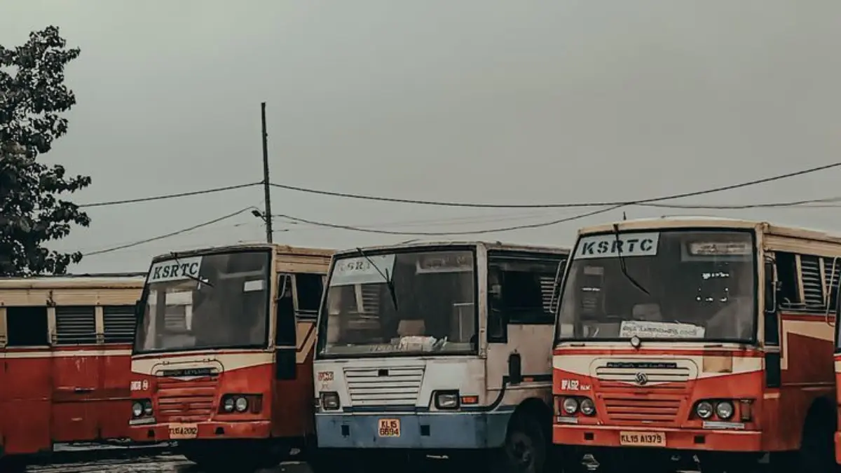 കെഎസ്ആർടിസി പെൻഷൻ മുടങ്ങി, സഹകരണ ബാങ്ക് കൺസോർഷ്യം, തിരുവനന്തപുരം കെഎസ്ആർടിസി വാർത്തകൾ, കേരള ഗതാഗത വകുപ്പ് പ്രതിസന്ധി, വിരമിച്ച ജീവനക്കാരുടെ സമരം