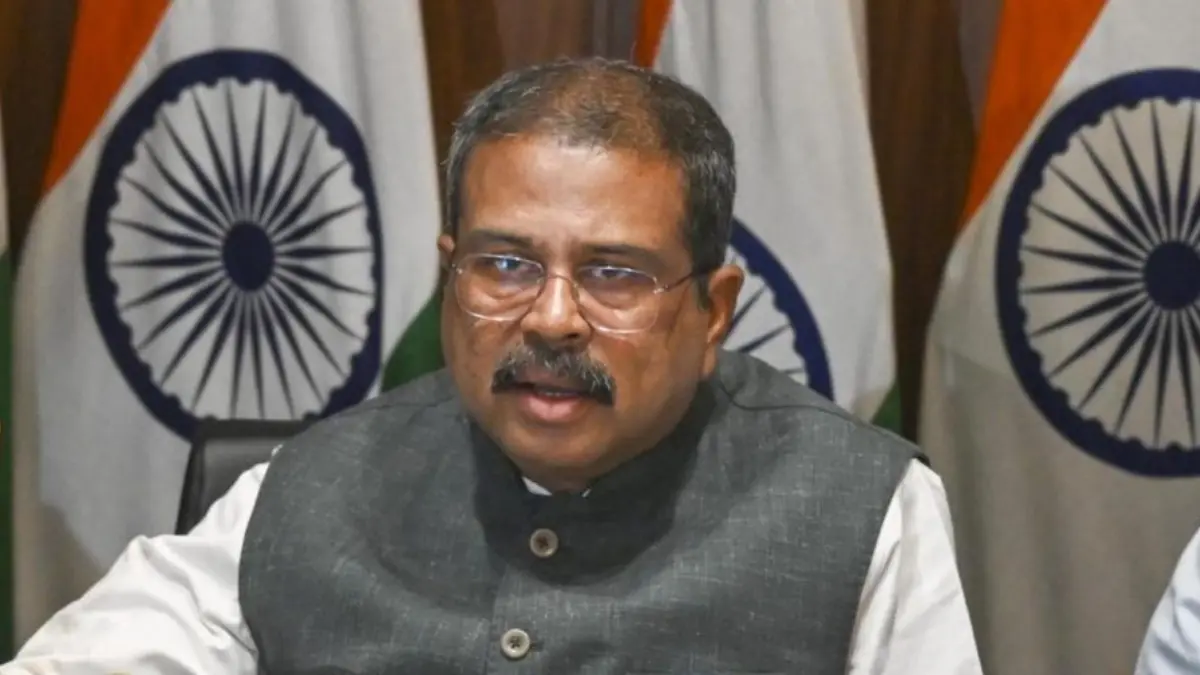 സിബിഎസ്ഇ പരീക്ഷാ നടത്തിപ്പില്‍, സിബിഎസ്ഇ പരീക്ഷാ വീഴ്ച, ധര്‍മേന്ദ്ര പ്രധാന്‍ എജ്യുക്കേഷന്‍, സിബിഎസ്ഇ ഹെല്‍പ്പ്‌ലൈന്‍ നമ്പര്‍, രാഹുല്‍ ഗാന്ധി സിബിഎസ്ഇ വിവാദം
