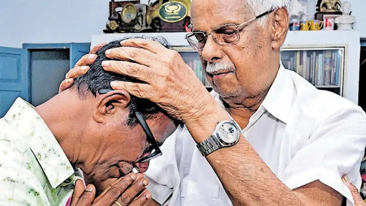 ടി പത്മനാഭനും ഇന്ദ്രൻസും തമ്മിലുള്ള കൂടിക്കാഴ്ച, നടൻ ഇന്ദ്രൻസ് കണ്ണൂർ സന്ദർശനം, ടി പത്മനാഭൻ പുസ്തക സമ്മാനം, മലയാള സിനിമ സാഹിത്യ വാർത്തകൾ, ഇന്ദ്രൻസ് ഹോം സിനിമ ഒലിവർ ട്വിസ്റ്റ്
