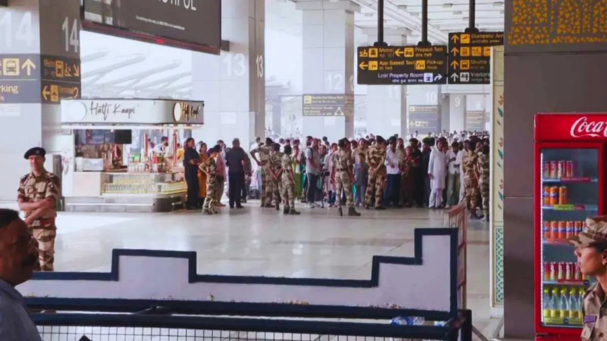 ദീപ്കെ വിമാനത്താവളത്തിന് പുറത്തിറങ്ങാന്‍, ഡൽഹി പ്രക്ഷോഭം, നീറ്റ് പരീക്ഷാ ക്രമക്കേട്, കോക്രോച്ച് ജനതാ പാർട്ടി, അഭിജീത് ദീപകെ