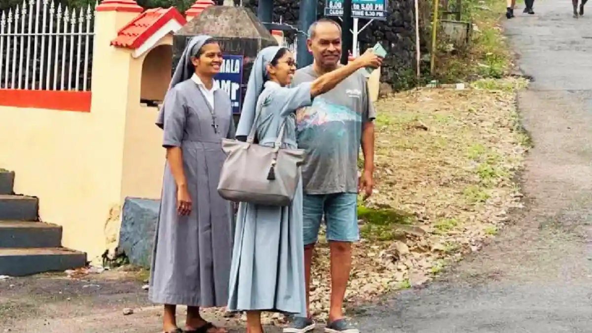 അലൻസിയർ, വൈറൽ സെൽഫി, സിനിമ വാർത്തകൾ, മലയാളം സിനിമ, സോഷ്യൽ മീഡിയ ട്രെൻഡിങ്