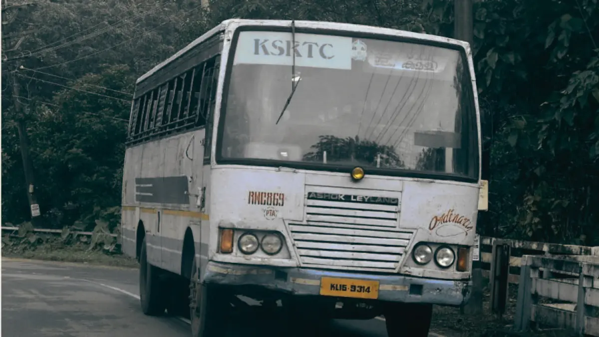 കെഎസ്ആർടിസി സൗജന്യയാത്ര, പ്രിയദർശിനി പദ്ധതി, വനിതാ സൗജന്യ യാത്ര, കെഎസ്ആർടിസി ബസ് സ്റ്റിക്കർ, വി ഡി സതീശൻ ഉദ്ഘാടനം
