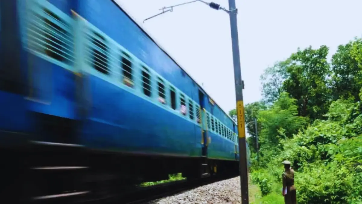 ട്രെയിനിനിടിച്ച് നാലുമരണം മധ്യപ്രദേശിൽ, മധ്യപ്രദേശ് ട്രെയിൻ അപകടം, റെയിൽവേ ട്രാക്ക് ദുരന്തം, ഖജുരാഹോ ഉദയ്പൂർ എക്സ്പ്രസ്സ്, വ്യാജ തീപിടുത്ത വാർത്ത റെയിൽവേ