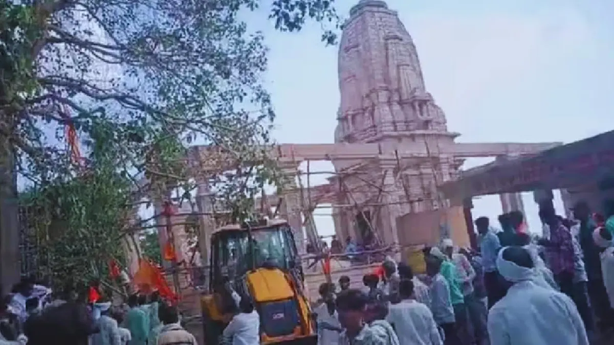 മഹാരാഷ്ട്രയിലെ പർഭാനിയിൽ യശ്‌വാദി ഗ്രാമത്തിൽ നിർമ്മാണത്തിലിരുന്ന ഹനുമാൻ ക്ഷേത്രത്തിന്റെ മേൽക്കൂര തകർന്നു. നാല് പേർ മരിച്ചു, നിരവധി പേർ കുടുങ്ങിക്കിടക്കുന്നു.