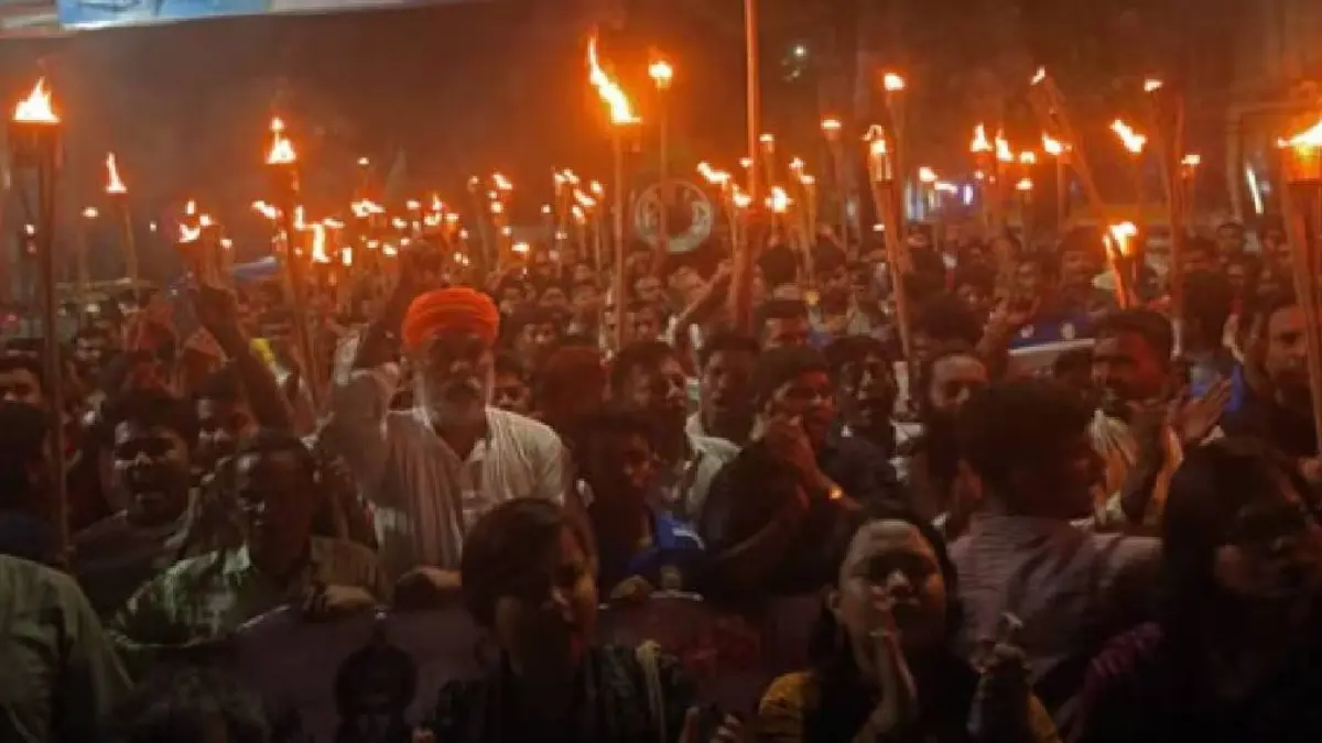 ബംഗ്ലാദേശിൽ ശ്രീരാമ പ്രതിമാ നിർമ്മാണം തടഞ്ഞതിനെതിരെ വ്യാപക പ്രതിഷേധം; 'ജയ് ശ്രീറാം' മുദ്രാവാക്യവുമായി ആയിരങ്ങൾ ധാക്കയിൽ