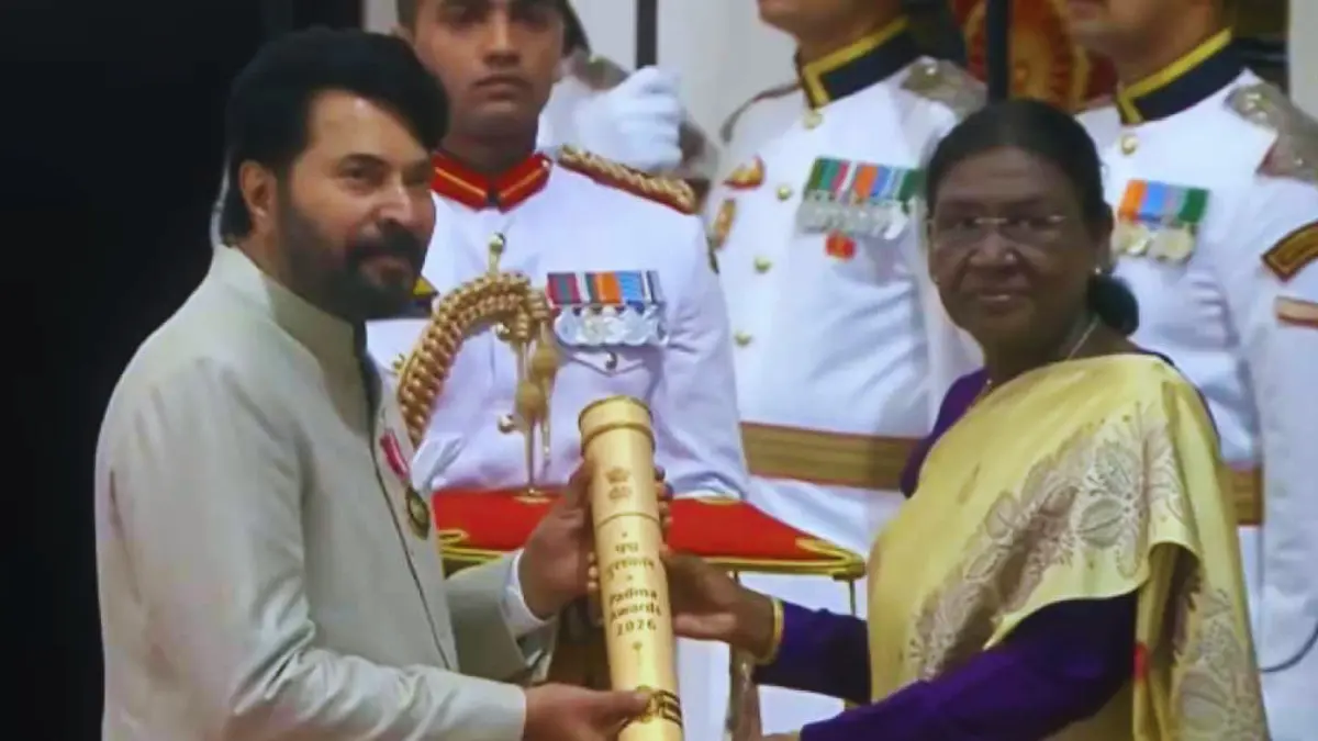 പത്മഭൂഷൺ പുരസ്കാരം ഏറ്റുവാങ്ങി മലയാളത്തിന്റെ പ്രിയനടൻ മമ്മൂട്ടി.