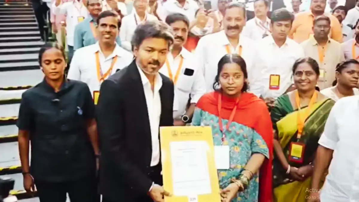 മുഖ്യമന്ത്രി വിജയ് പ്രോട്ടോക്കോൾ ലംഘിച്ച് ഗർഭിണിയായ ഉദ്യോഗാർത്ഥിക്ക് നേരിട്ട് ചെന്ന് നിയമന ഉത്തരവ് കൈമാറി.