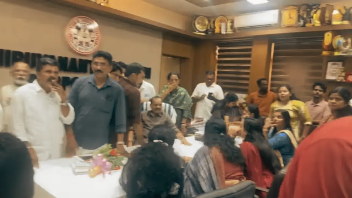 തിരുവനന്തപുരം നഗരസഭയിൽ ഏറ്റുമുട്ടൽ ഉണ്ടായതിനെ തുടർന്ന് മേയർ വി വി രാജേഷും കൗൺസിലർമാരും നിലത്തുവീണു.