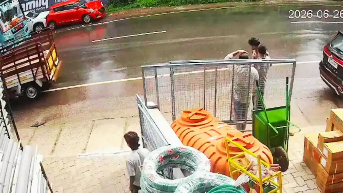 മഴയിൽ തെന്നിയ ബസ് അപകടത്തിൽ പെട്ടു.