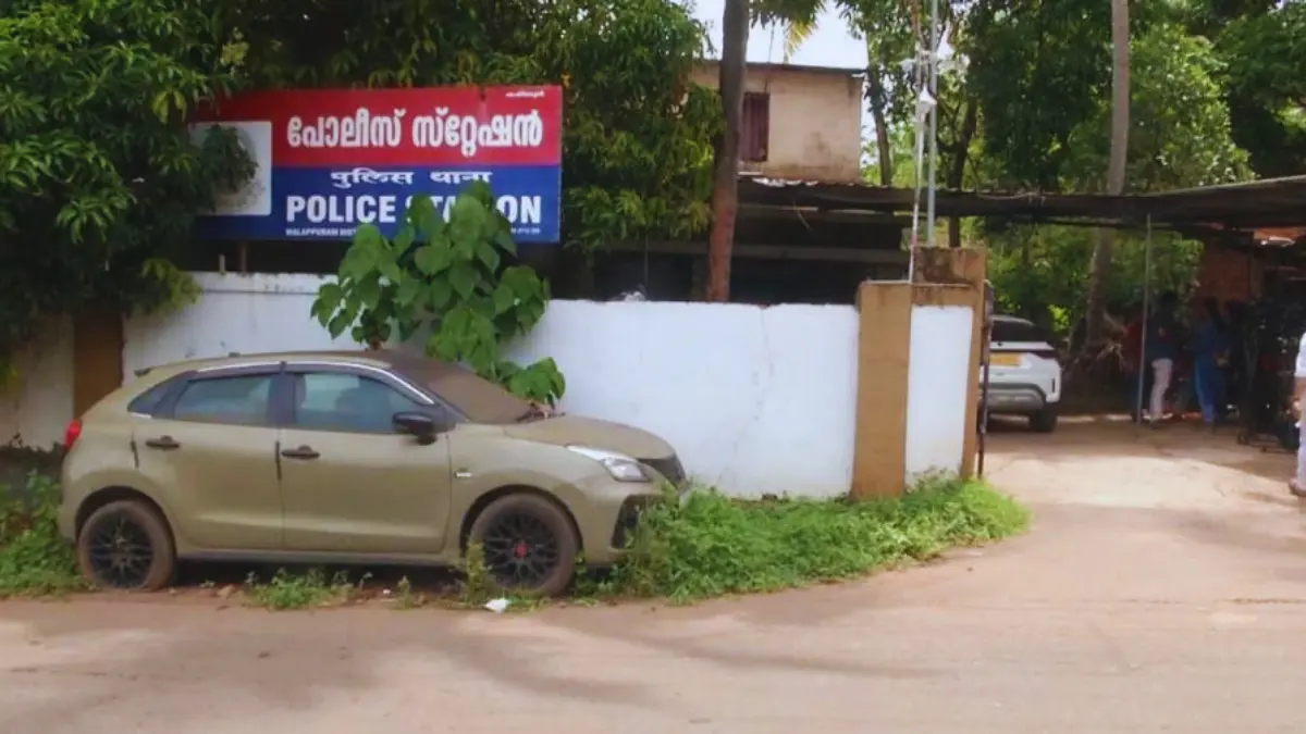 കരിപ്പൂർ പോലീസ് സ്റ്റേഷനിൽ സൂക്ഷിച്ചിരുന്ന ലക്ഷങ്ങൾ വിലമതിക്കുന്ന സ്വർണാഭരണങ്ങൾ കാണാതായത് വലിയ വിവാദമാകുന്നു.