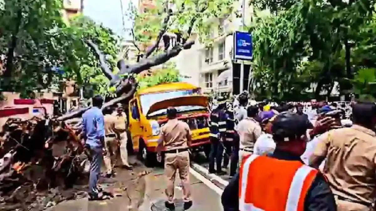 മുംബൈ സ്കൂൾ ബസിന് മുകളിൽ