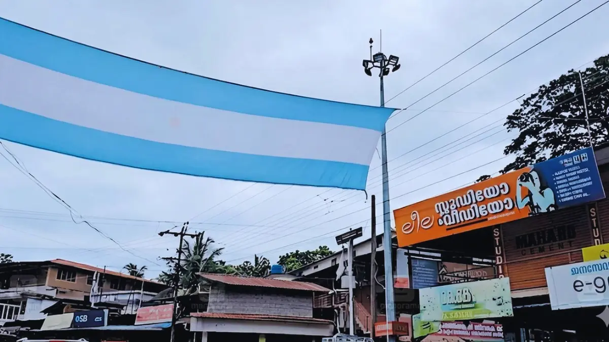 ഫുട്ബോൾ ആരാധകർ ബാനർ, കെഎസ്ഇബി നടപടി, ഇരിക്കൂർ വാർത്തകൾ, കായിക ആവേശം, വൈദ്യുത അപകടം