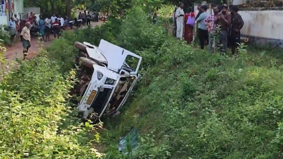 നെയ്യാറ്റിന്‍കരയില്‍ വിദ്യാര്‍ത്ഥികളുമായി പോയ സ്‌കൂള്‍ ബസ് നിയന്ത്രണം വിട്ട് കനാലിലേക്ക് മറിഞ്ഞു.